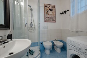 Chuveiro, secador de cabelo, bidê, toalhas de banho