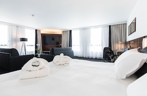 Suite (Privilege) | Minibar, caja de seguridad en la habitación y escritorio