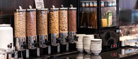 Een koffiehoek met zelfbediening, met diverse dispensers voor koffie, thee en melk.