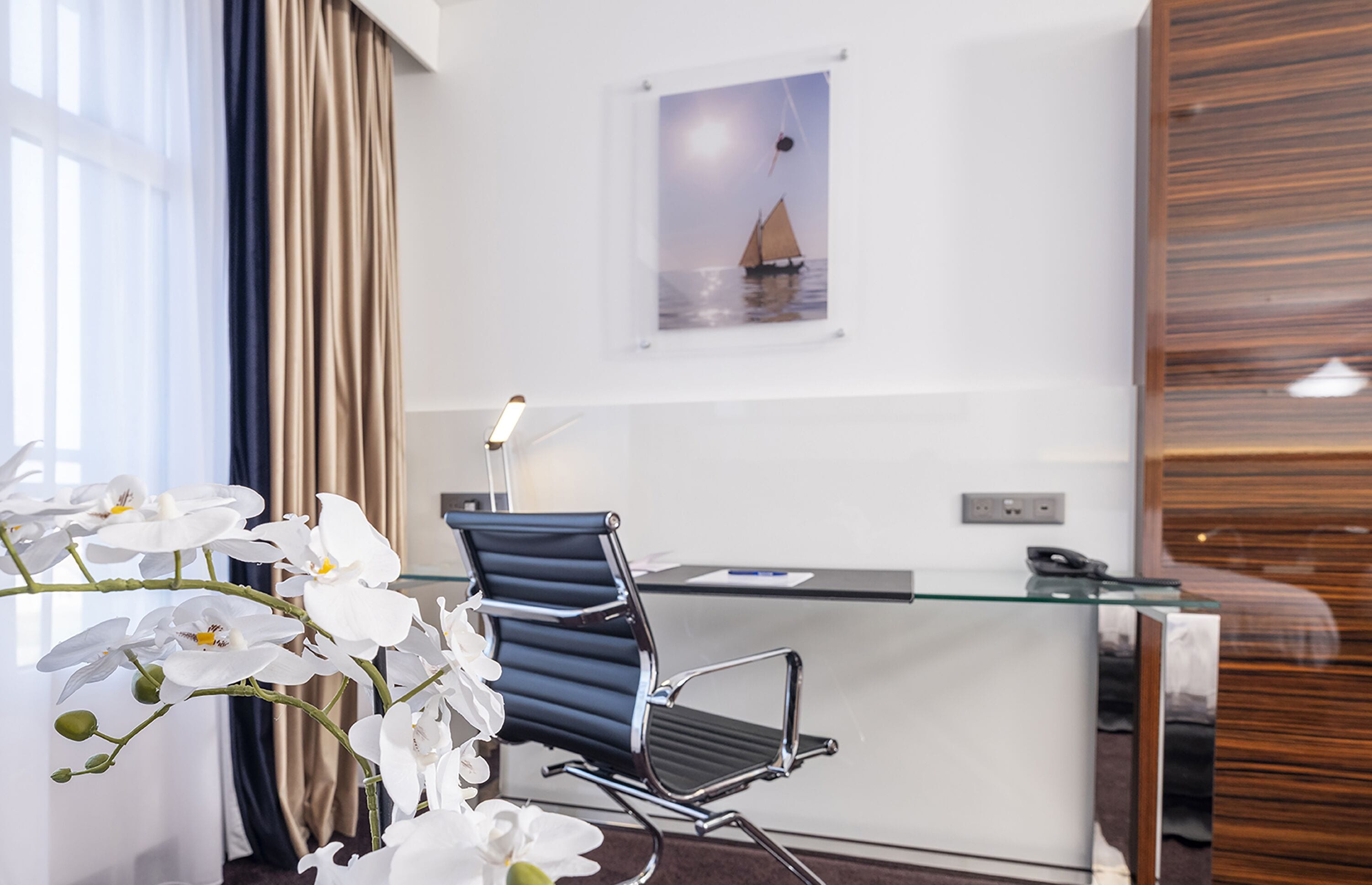 comfort twin room | 1 bedroom, minibar, in-room safe, desk