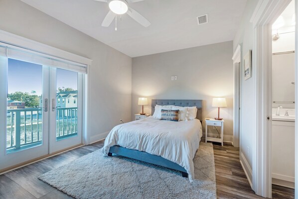 2 bedrooms, desk, iron/ironing board, WiFi