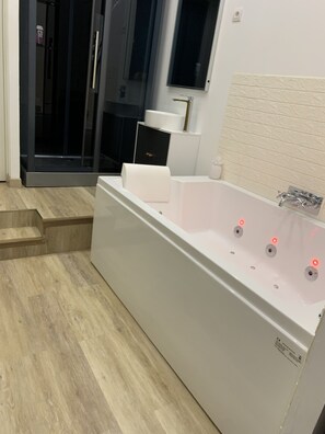 Ducha y bañera combinadas, bañera de hidromasaje y secador de pelo