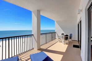 Outdoor dining - The Palms 802 by Liquid Life (Orange Beach)