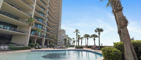 Una piscina cubierta, una piscina climatizada