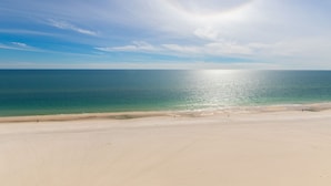 Ein Strand mit klarem Himmel und ruhiger See.