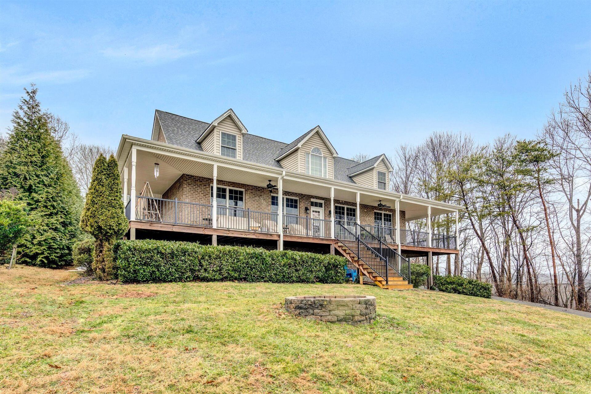 Amazing Lake Views and Close to Everything!