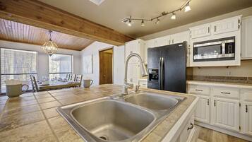 Four, plaque de cuisson, lave-vaisselle, cafetiĂšre/bouilloire