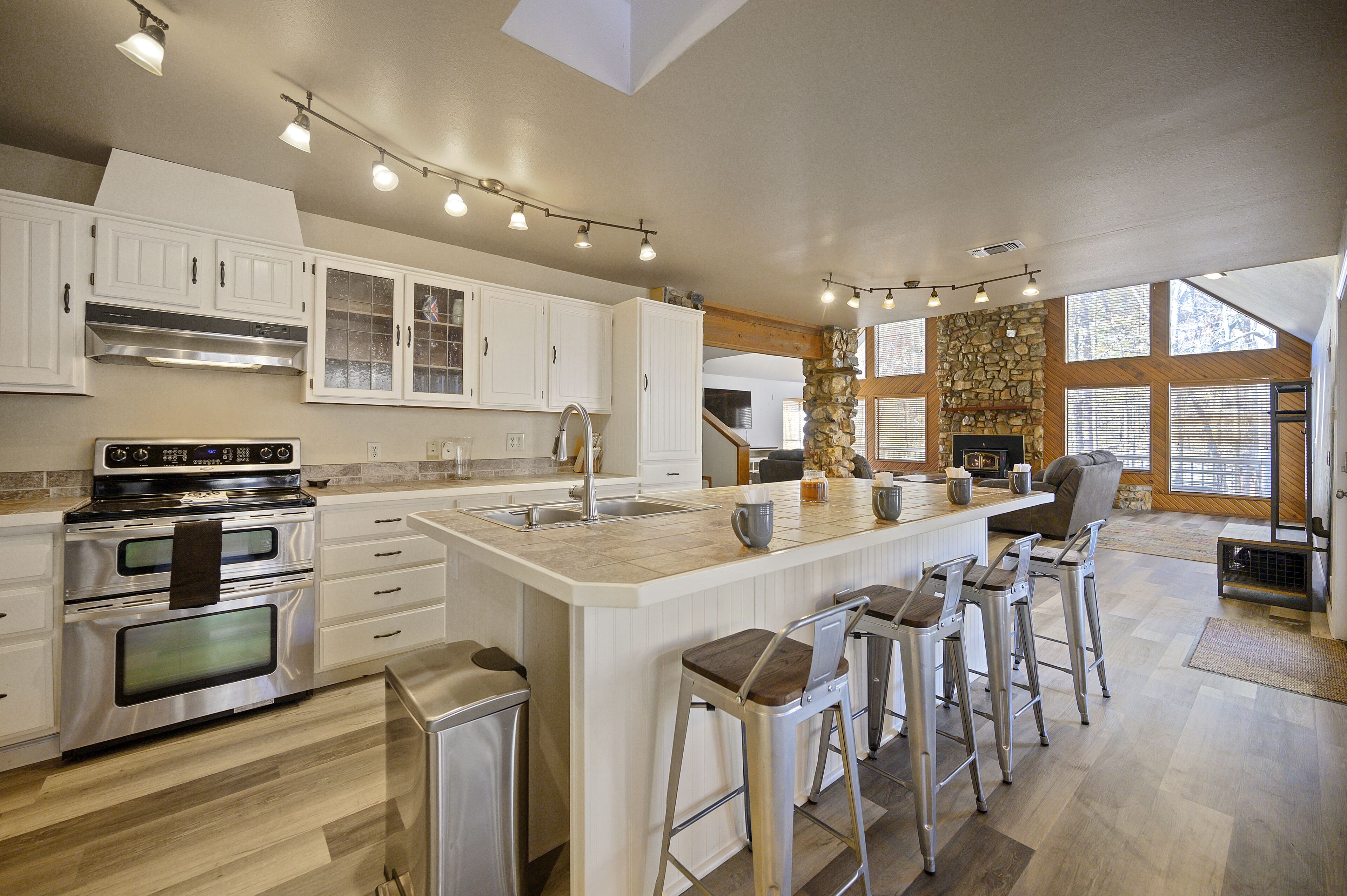 Horno, parrilla de estufa, lavavajillas y cafetera y tetera 