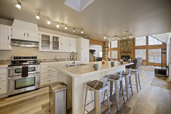 Four, plaque de cuisson, lave-vaisselle, cafetière/bouilloire