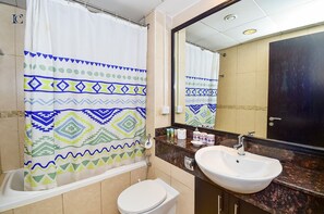 Studio | Bathroom | Free toiletries, hair dryer, towels, shampoo