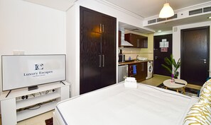 Studio | Living area | 41-inch Smart TV with cable channels, TV