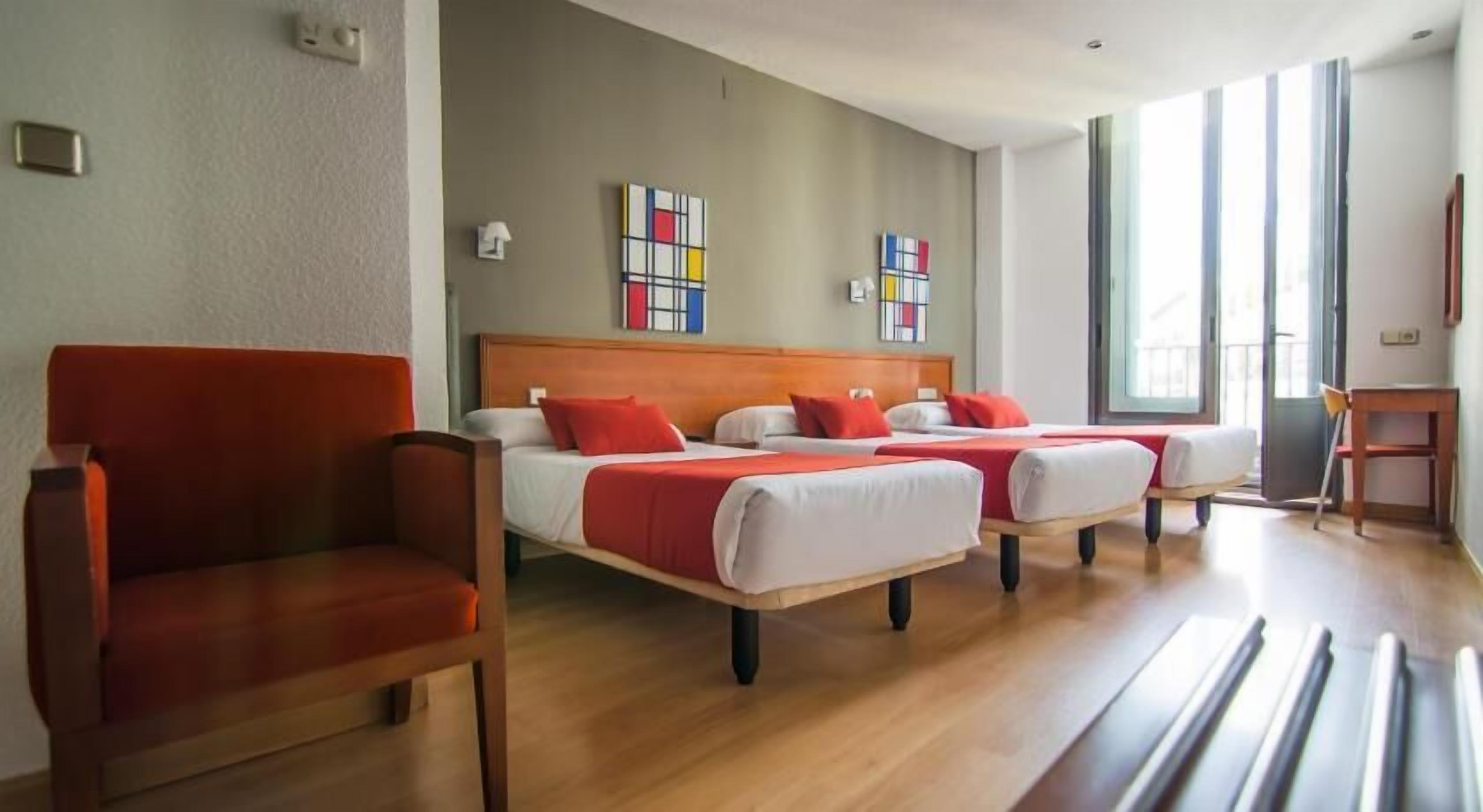 Safe på rommet, skrivebord og skrivebord for bærbar PC