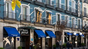 A building with multiple balconies and a sign reading "hostal persal". - Hostal Persal (Madrid)