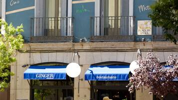 Un edificio con fachada azul, balcones y un letrero que dice "Plaza del Angel".