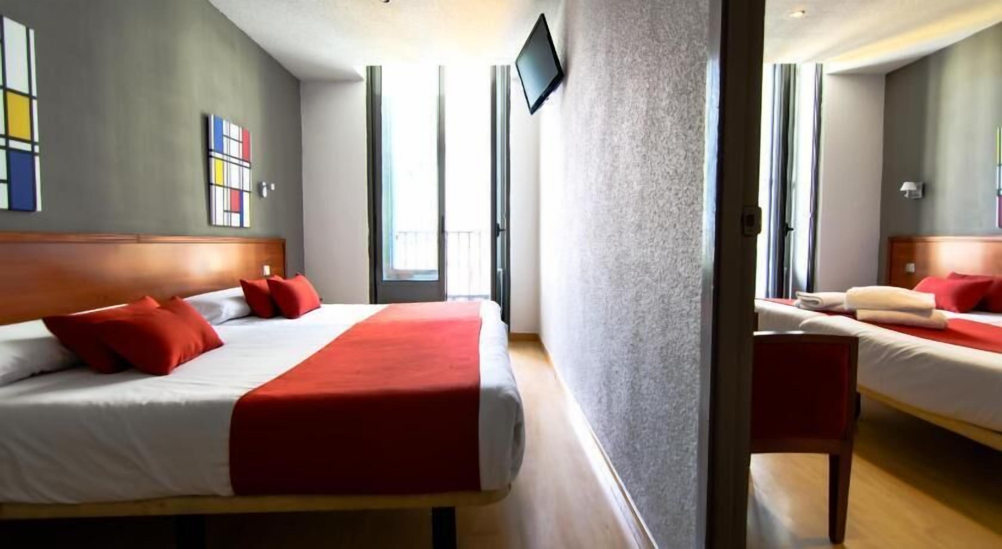 Safe på rommet, skrivebord og skrivebord for bærbar PC