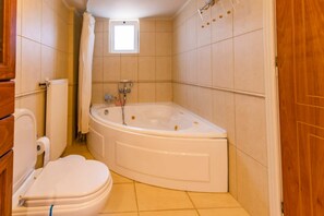 Villa familiale | Salle de bain | Séchoir à cheveux, serviettes fournies