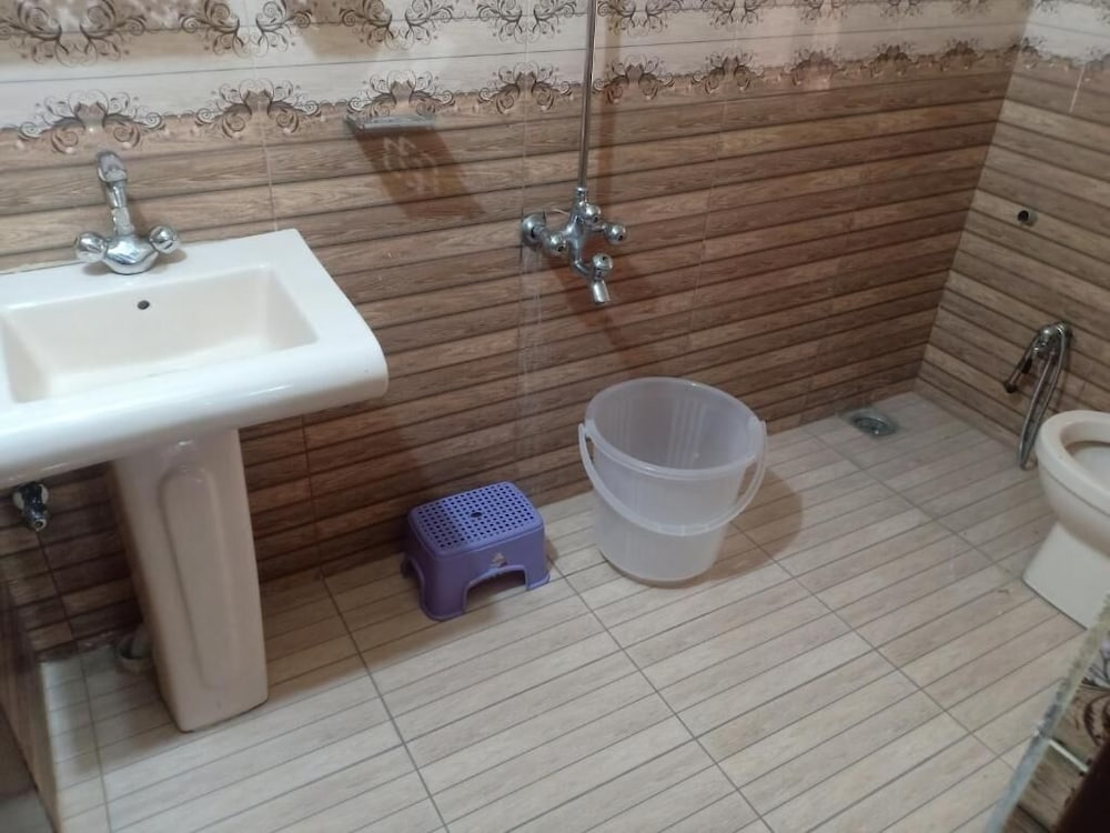 Burj Al-Hateem Hotel by null