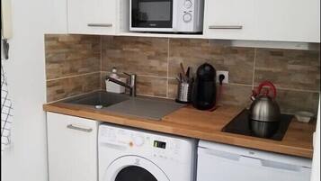 KjĂžleskap, mikrobĂžlgeovn og kaffetrakter/tekoker