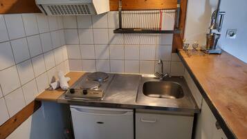 Kühlschrank, Ofen, Wasserkocher mit Kaffee-/Teezubehör, Toaster