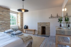 12 bedrooms, iron/ironing board, travel cot, free WiFi - ARC Padstow (St Issey)