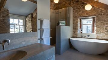 Baignoire, sèche-cheveux, serviettes fournies, savon
