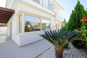 Exterior detail - Pernera holiday villa - rentprivatevillas 015 (Paralimni)