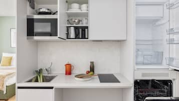 Studio Basic | Dapur pribadi | Lemari es, microwave, kompor, dan mesin espresso
