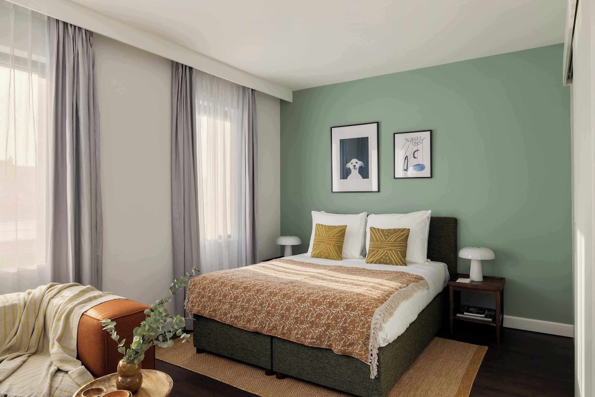 Apartment Accessible | In-room safe, laptop workspace, blackout drapes, soundproofing