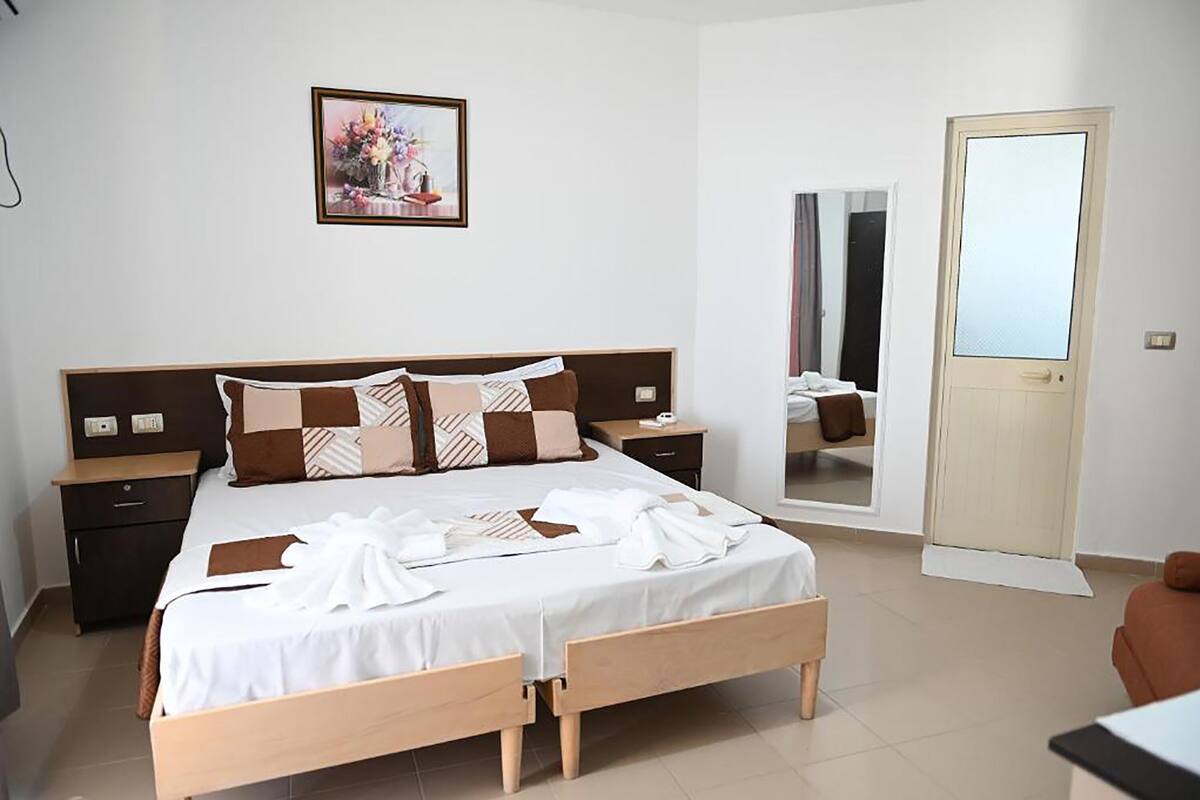 Chambre Double, vue partielle sur la mer