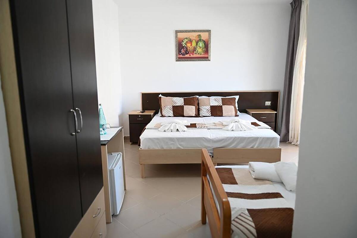 Chambre Triple, vue partielle sur la mer