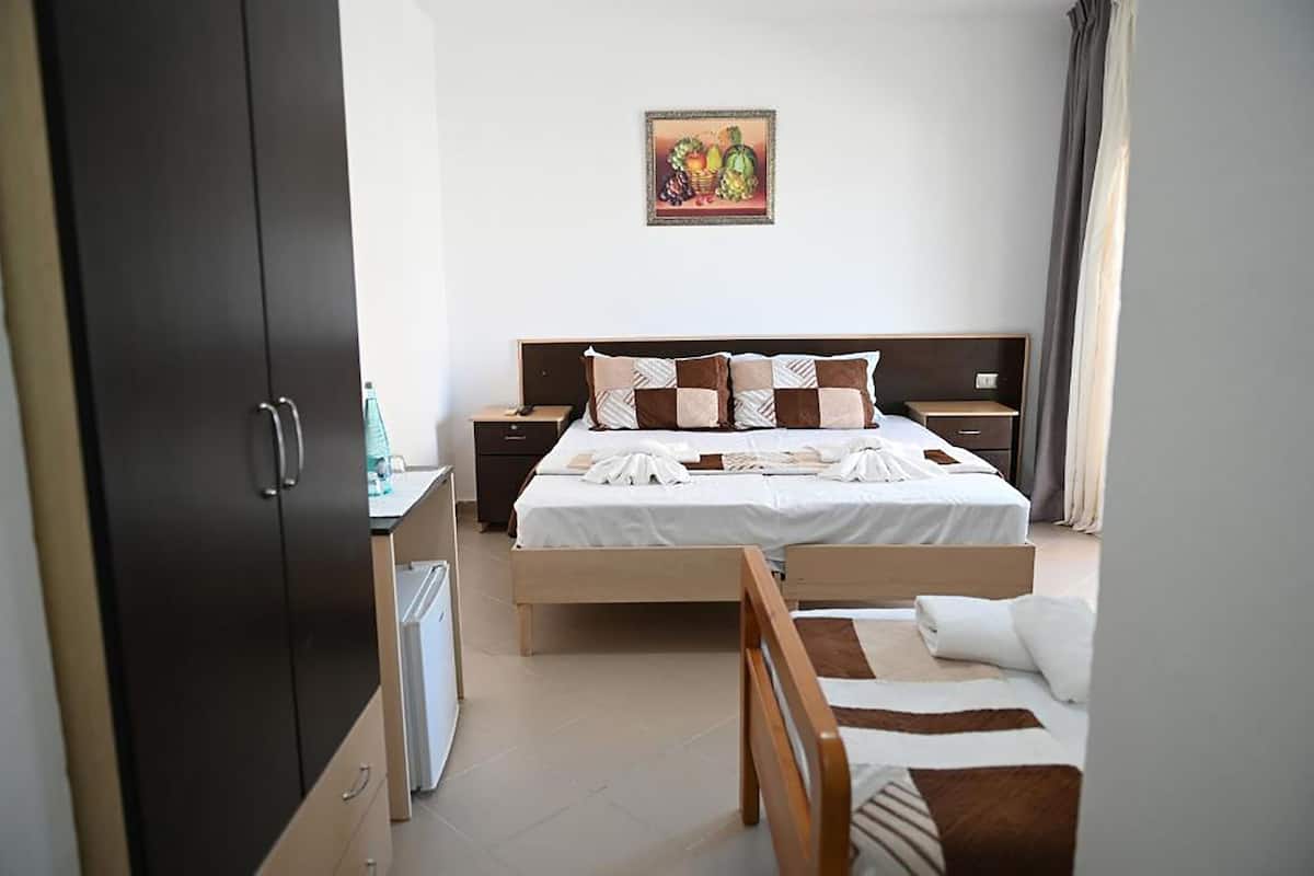 Triple Room, Partial Sea View | 1 bedroom, desk, soundproofing, free WiFi
