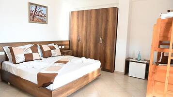 Desk, soundproofing, free WiFi, bed sheets