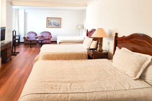 Standard Triple Room | Bar mini, meja, kalis bunyi, Wi-fi percuma