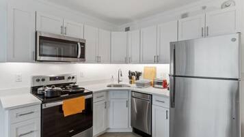 Fridge, microwave, stovetop, dishwasher