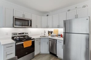 ثلاجة، ميكروويف، موقد طهي مسطح، غسالة أطباق