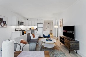 تلفزيون، برامج وأفلام نتفليكس، هولو، خدمات بث