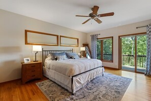 5 bedrooms, desk, WiFi, bed sheets