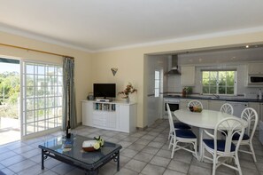 Three-bedroom Villa with Garden View | Living area | 32-inch flat-screen TV with satellite channels, DVD player - Quinta do Rosal (Lagoa)