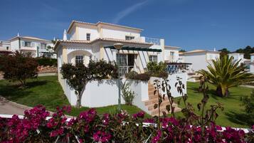 Three-bedroom Villa with Garden View | Terraza o patio