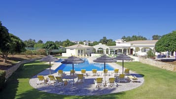 Una piscina al aire libre (de 09:00 a 20:00), sombrillas, tumbonas