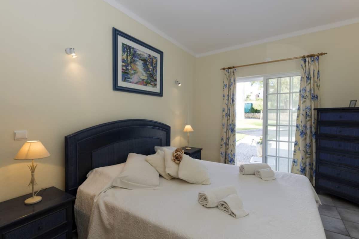 2 bedrooms, in-room safe, iron/ironing board, free WiFi