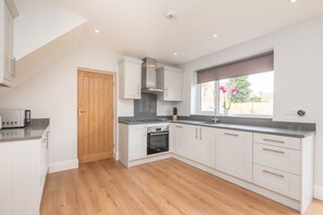 Kühlschrank, Mikrowelle, Geschirrspüler, Toaster