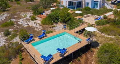 Strandnähe & 180°-Meerblick: moderne Pool-Villa