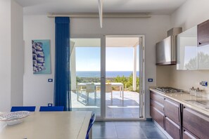 Fridge, microwave, oven, dishwasher - Superb villa with pool and 180° sea view (Torre Pali)