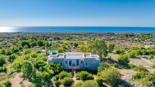 Superb villa with pool and 180° sea view