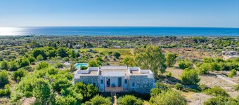 Superb villa with pool and 180° sea view