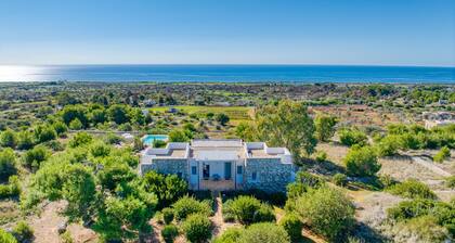 Superb villa with pool and 180° sea view