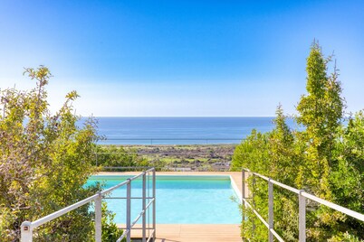 Superb villa with pool and 180° sea view