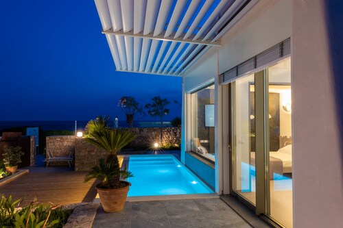 Exquisite 5-star cottage with sea access, private pool, jacuzzi and spa