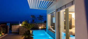 Exquisite 5-star cottage with sea access, private pool, jacuzzi and spa